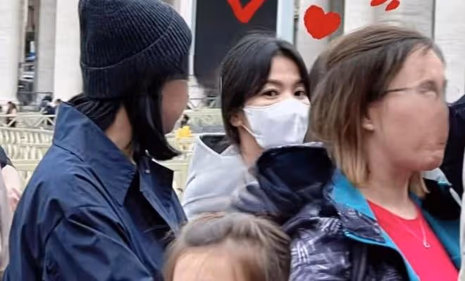 41歲宋慧喬現身梵蒂岡,被拍下純素顏的生圖,黑眼圈厚重倍顯疲態