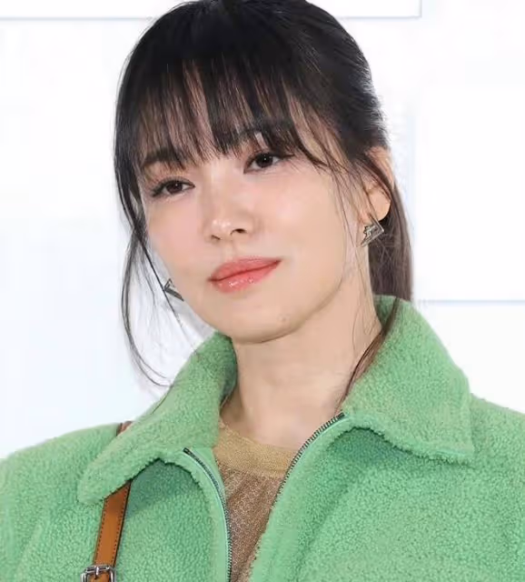 41歲宋慧喬現身梵蒂岡,被拍下純素顏的生圖,黑眼圈厚重倍顯疲態