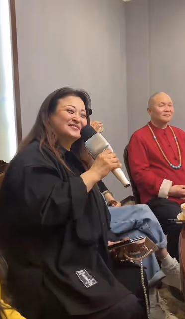 演藝界大咖喝酒聚會!王璐瑤發福嚴重肚大如籮,狂飆黃老氣勢足