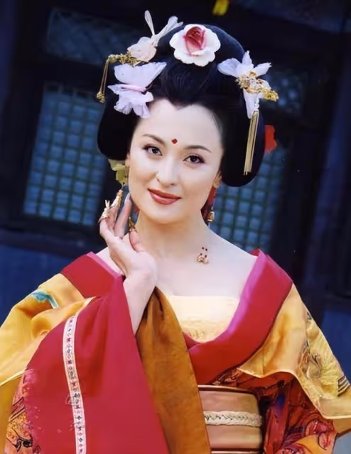 演藝界大咖喝酒聚會!王璐瑤發福嚴重肚大如籮,狂飆黃老氣勢足