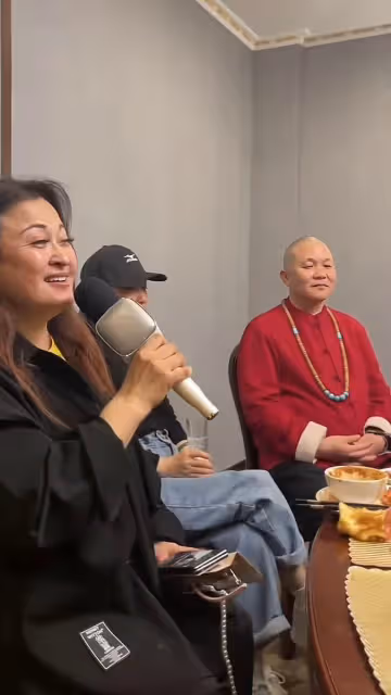 演藝界大咖喝酒聚會!王璐瑤發福嚴重肚大如籮,狂飆黃老氣勢足