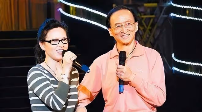 演藝界大咖喝酒聚會!王璐瑤發福嚴重肚大如籮,狂飆黃老氣勢足