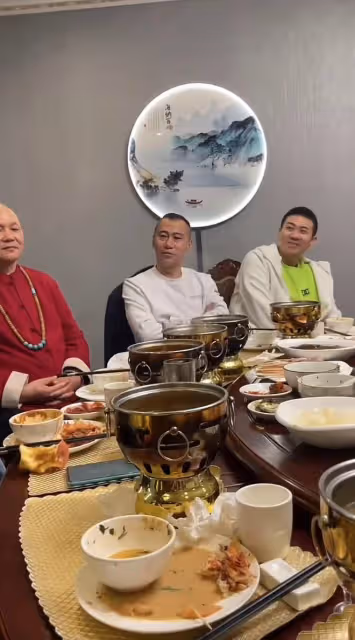演藝界大咖喝酒聚會!王璐瑤發福嚴重肚大如籮,狂飆黃老氣勢足