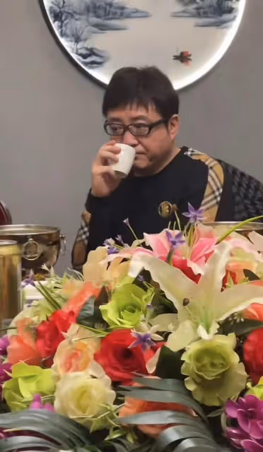 演藝界大咖喝酒聚會!王璐瑤發福嚴重肚大如籮,狂飆黃老氣勢足
