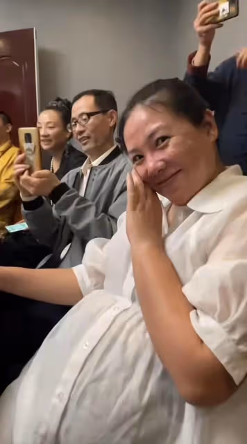 演藝界大咖喝酒聚會!王璐瑤發福嚴重肚大如籮,狂飆黃老氣勢足