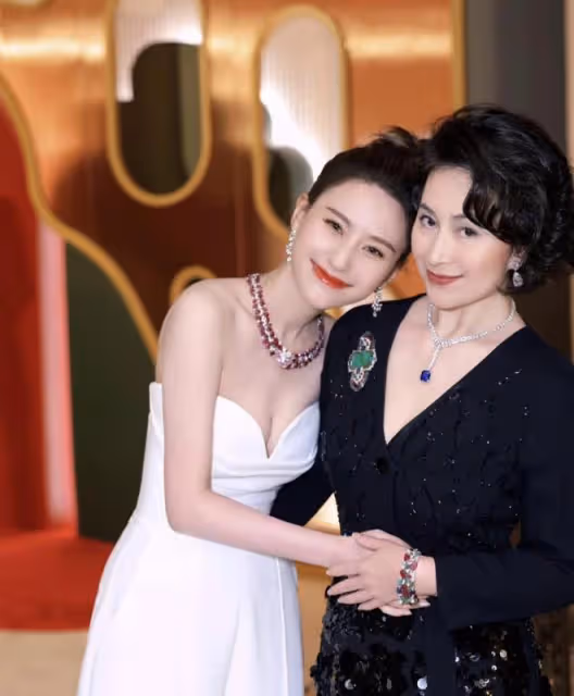 賭王千金何超蓮何超瓊罕同框,姐妹玩親親長太像,相差29歲似母女