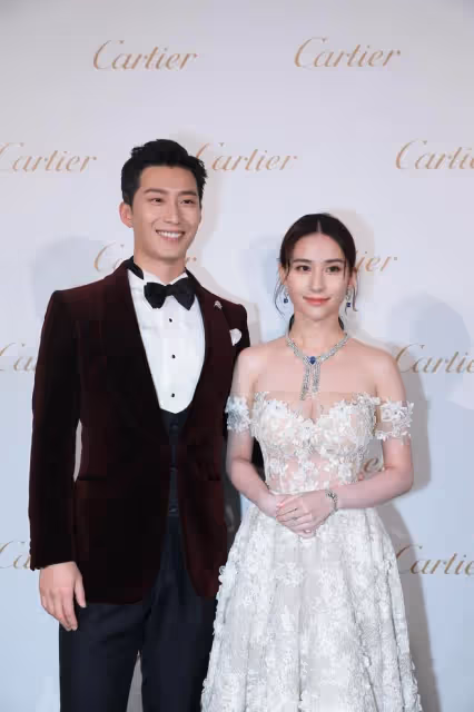 賭王千金何超蓮何超瓊罕同框，姐妹玩親親長太像，相差29歲似母女