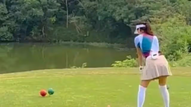 徐靜蕾美國近況曝光！穿超短裙打高爾夫身材好，黃立行也罕見發聲