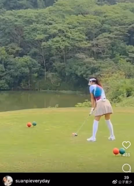 徐靜蕾美國近況曝光!穿超短裙打高爾夫身材好,黃立行也罕見發聲