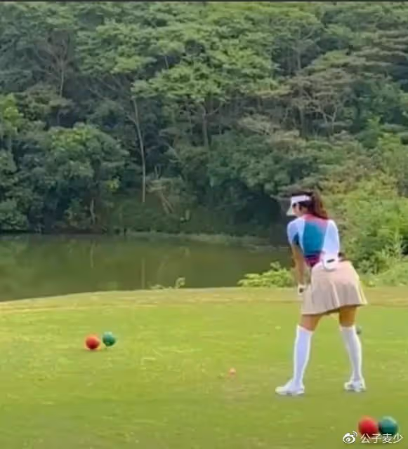 徐靜蕾美國近況曝光!穿超短裙打高爾夫身材好,黃立行也罕見發聲