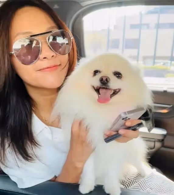 徐靜蕾美國近況曝光!穿超短裙打高爾夫身材好,黃立行也罕見發聲