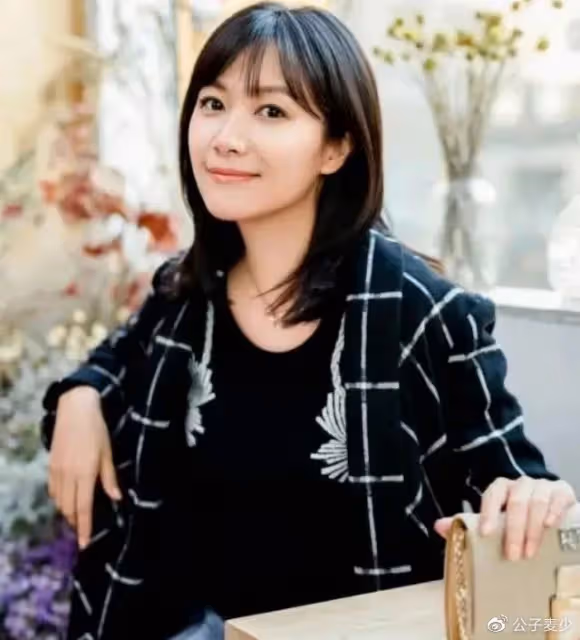 徐靜蕾美國近況曝光!穿超短裙打高爾夫身材好,黃立行也罕見發聲