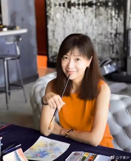 徐靜蕾美國近況曝光！穿超短裙打高爾夫身材好，黃立行也罕見發聲