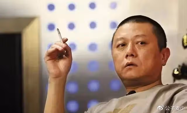 徐靜蕾美國近況曝光！穿超短裙打高爾夫身材好，黃立行也罕見發聲