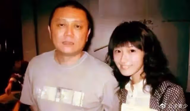 徐靜蕾美國近況曝光！穿超短裙打高爾夫身材好，黃立行也罕見發聲