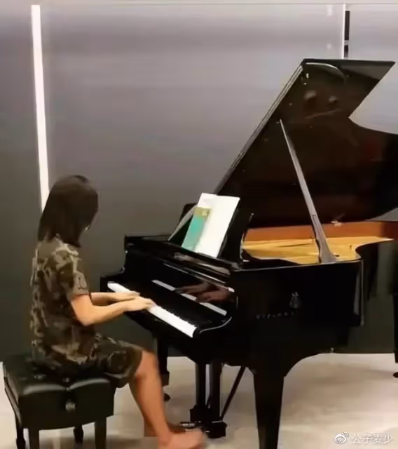 徐靜蕾美國近況曝光！穿超短裙打高爾夫身材好，黃立行也罕見發聲