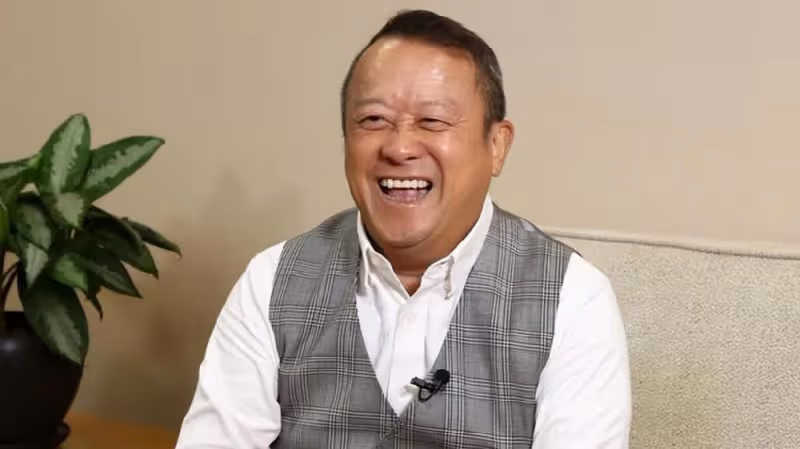 風流一輩子的曾志偉，70歲生日香艷無比，與在場美女挨個親吻！