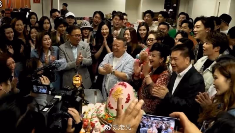 風流一輩子的曾志偉,70歲生日香艷無比,與在場美女挨個親吻!