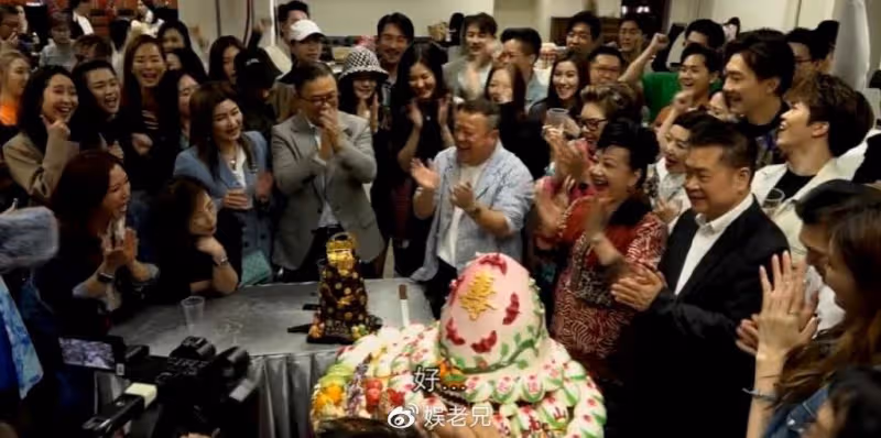 風流一輩子的曾志偉,70歲生日香艷無比,與在場美女挨個親吻!