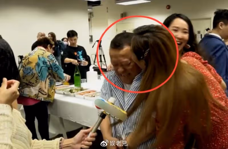 風流一輩子的曾志偉,70歲生日香艷無比,與在場美女挨個親吻!