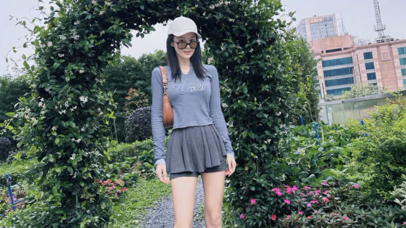 張馨予曬田園美照，時尚短裙搭配雨靴好接地氣，老公視角下笑容甜