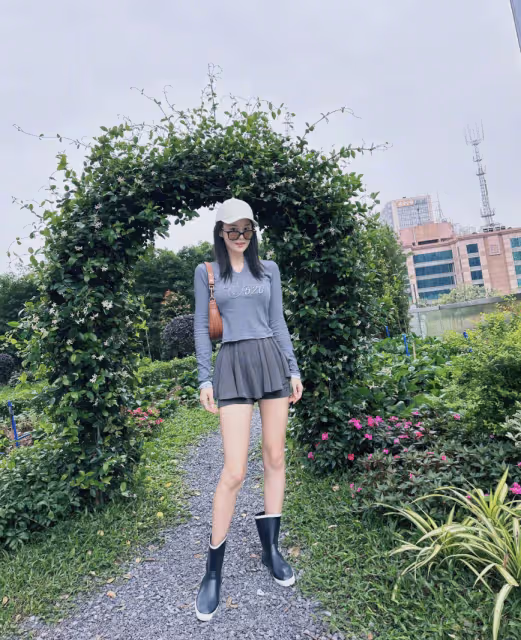 張馨予曬田園美照,時尚短裙搭配雨靴好接地氣,老公視角下笑容甜