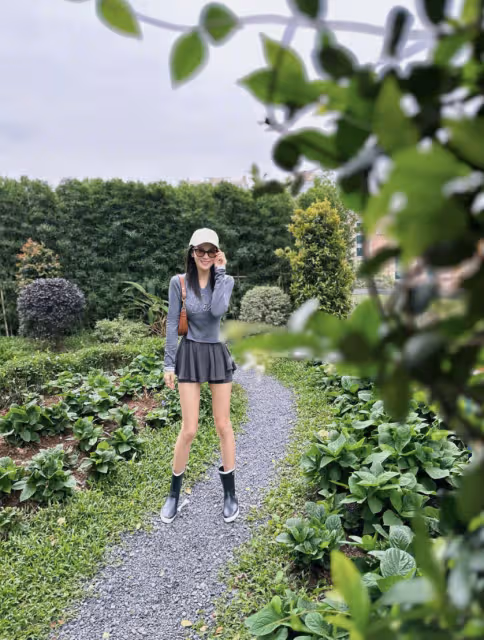 張馨予曬田園美照,時尚短裙搭配雨靴好接地氣,老公視角下笑容甜