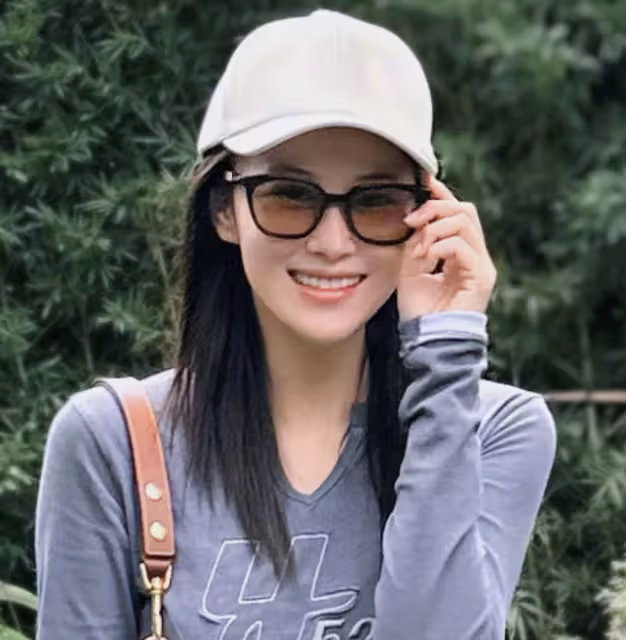 張馨予曬田園美照,時尚短裙搭配雨靴好接地氣,老公視角下笑容甜
