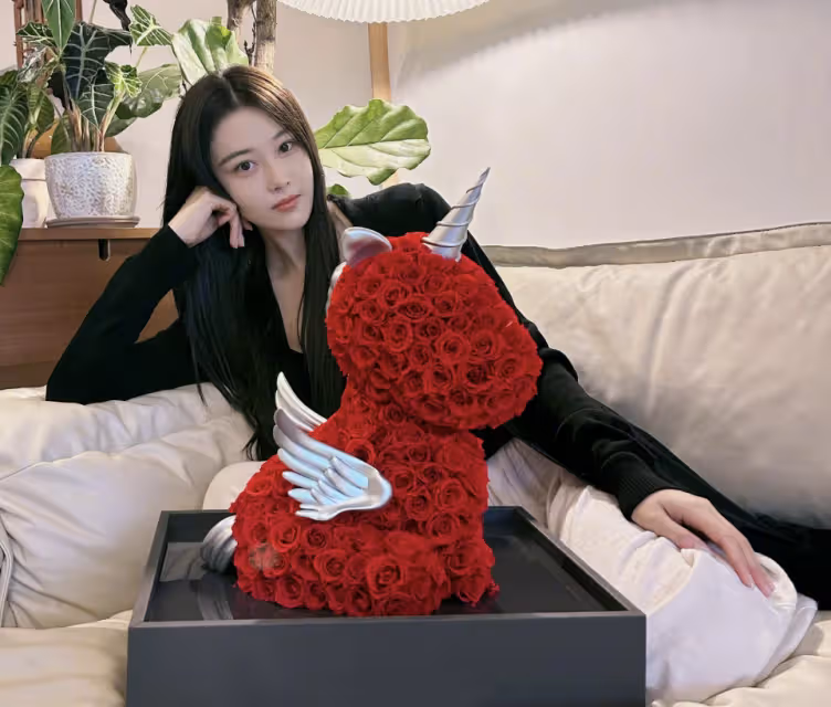 張馨予曬田園美照,時尚短裙搭配雨靴好接地氣,老公視角下笑容甜