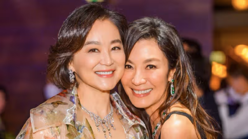 68歲林青霞曬與60歲楊紫瓊合影，倆女神貼臉擁抱，人生都超勵志