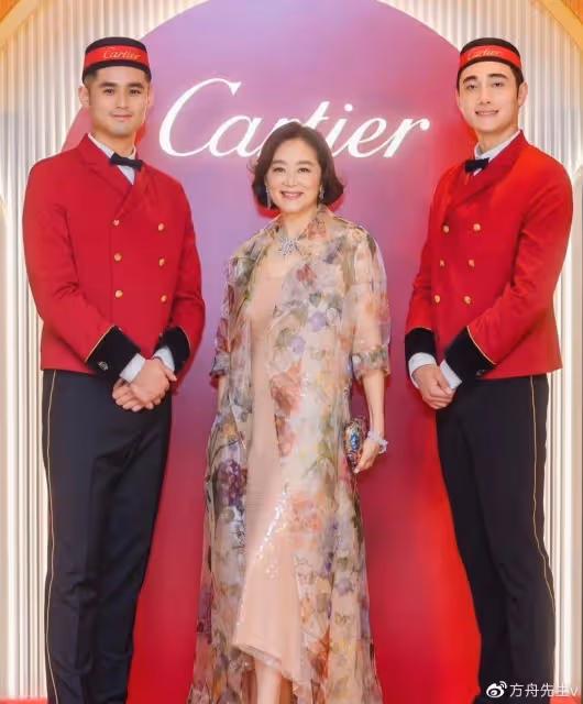 68歲林青霞曬與60歲楊紫瓊合影,倆女神貼臉擁抱,人生都超勵志