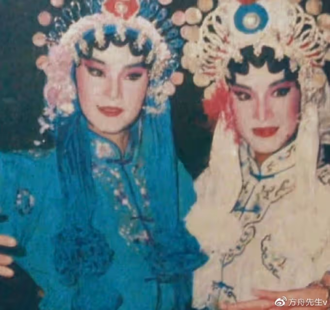 68歲林青霞曬與60歲楊紫瓊合影,倆女神貼臉擁抱,人生都超勵志