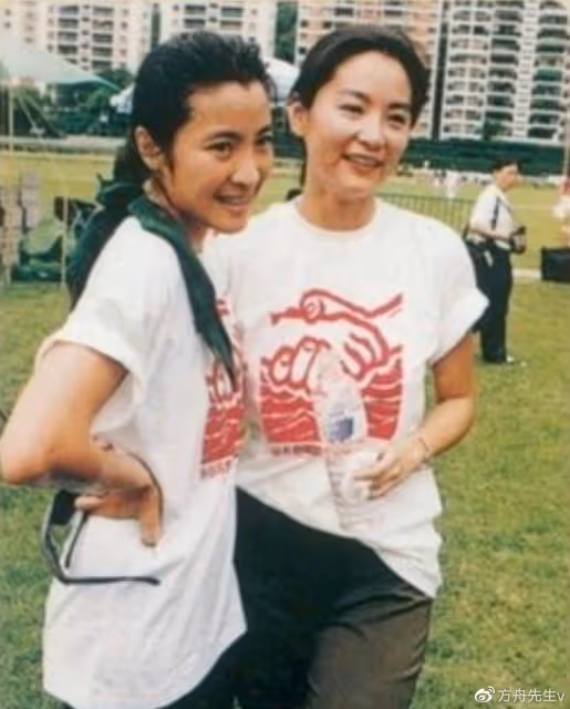 68歲林青霞曬與60歲楊紫瓊合影,倆女神貼臉擁抱,人生都超勵志