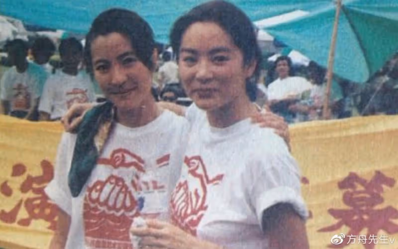 68歲林青霞曬與60歲楊紫瓊合影,倆女神貼臉擁抱,人生都超勵志