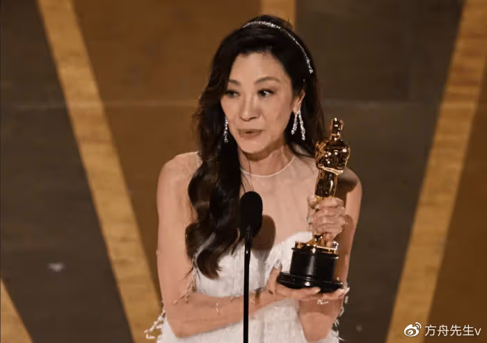 68歲林青霞曬與60歲楊紫瓊合影,倆女神貼臉擁抱,人生都超勵志