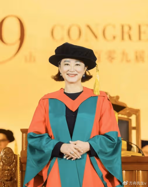 68歲林青霞曬與60歲楊紫瓊合影,倆女神貼臉擁抱,人生都超勵志