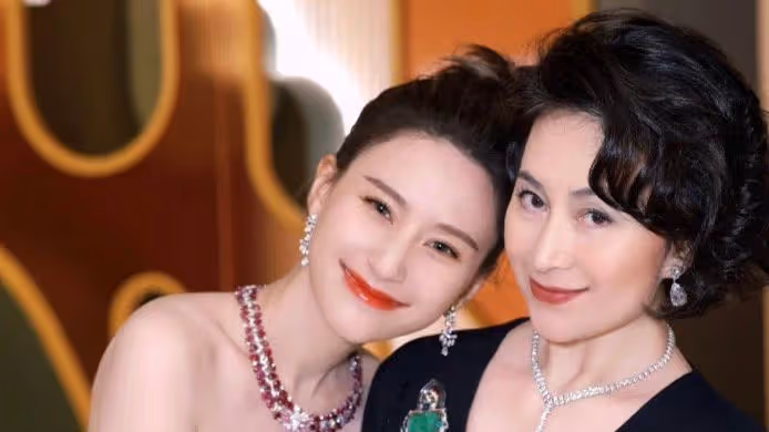 賭王千金何超蓮與何超瓊同框，姐妹玩親親長太像，相差29歲似母女