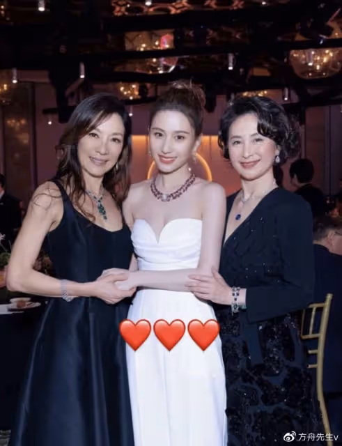 賭王千金何超蓮與何超瓊同框,姐妹玩親親長太像,相差29歲似母女