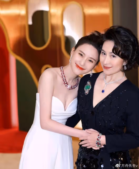 賭王千金何超蓮與何超瓊同框,姐妹玩親親長太像,相差29歲似母女