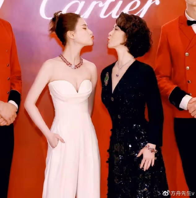 賭王千金何超蓮與何超瓊同框,姐妹玩親親長太像,相差29歲似母女