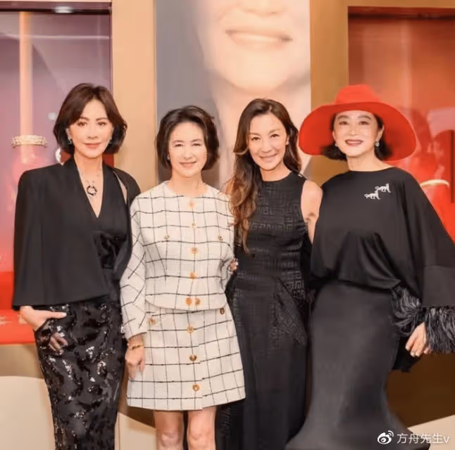 賭王千金何超蓮與何超瓊同框,姐妹玩親親長太像,相差29歲似母女