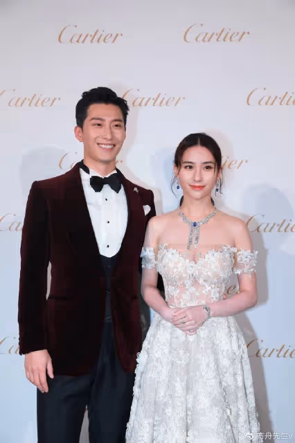 賭王千金何超蓮與何超瓊同框,姐妹玩親親長太像,相差29歲似母女