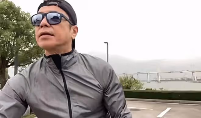 59歲張耀揚自駕游澳門!鬚髮皆白仍有型,邊騎單車邊玩手機引擔憂