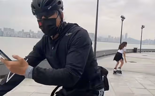 59歲張耀揚自駕游澳門!鬚髮皆白仍有型,邊騎單車邊玩手機引擔憂