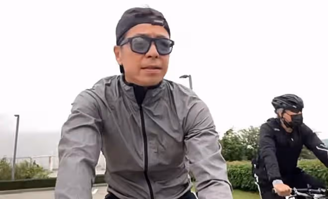 59歲張耀揚自駕游澳門!鬚髮皆白仍有型,邊騎單車邊玩手機引擔憂