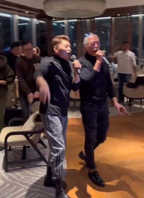 59歲張耀揚自駕游澳門!鬚髮皆白仍有型,邊騎單車邊玩手機引擔憂