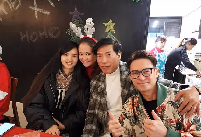 59歲張耀揚自駕游澳門!鬚髮皆白仍有型,邊騎單車邊玩手機引擔憂