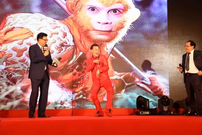 64歲六小齡童章金萊現身《猴王館》,出席活動再次引發大家熱議