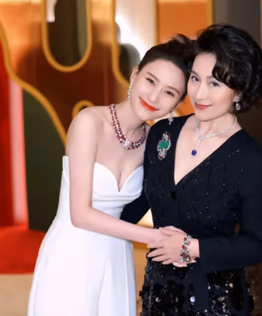 何超蓮與何超瓊姐妹情深同框,隔空親吻顏值爆表,相差29歲似母女