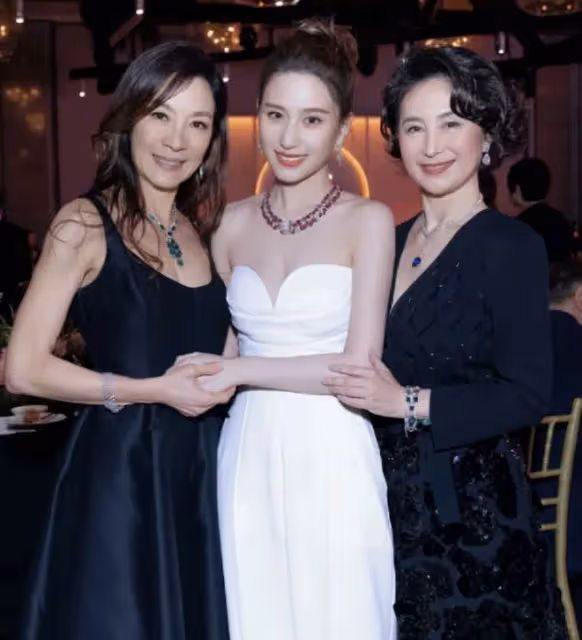 何超蓮與何超瓊姐妹情深同框,隔空親吻顏值爆表,相差29歲似母女